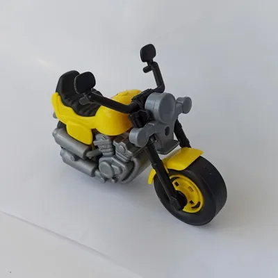 Оригинальная фотография желтого мотоцикла в стиле арт