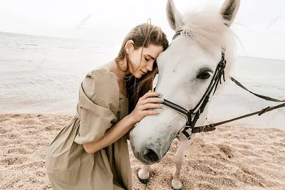 Женщина и лошадь стоковое фото. изображение насчитывающей поле - 27078766