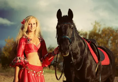 Молодая женщина и лошадь стоковое изображение. изображение насчитывающей  напольно - 27475755