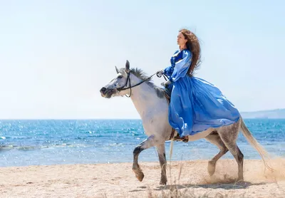 Женщина верхом на лошади стоковое фото. изображение насчитывающей  повелительница - 62225892