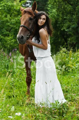 Бесплатные стоковые фото на тему дверной проем, держать, женщина, конный  спорт, конюшня, лошадь, недоуздок, объездка лошадей, сельскохозяйственное  животное, человек