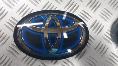 Фотообои \"Логотип Toyota на черном автомобиле\" - Арт. 700561 | Купить в  интернет-магазине Уютная стена