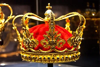 Впечатляющая золотая корона на фото